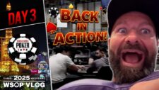 Ein Mann in einem schwarzen T-Shirt sitzt an einem Pokertisch und schaut konzentriert auf seine Karten. Im Hintergrund sind einige Pokerchips und Spielkarten zu sehen.