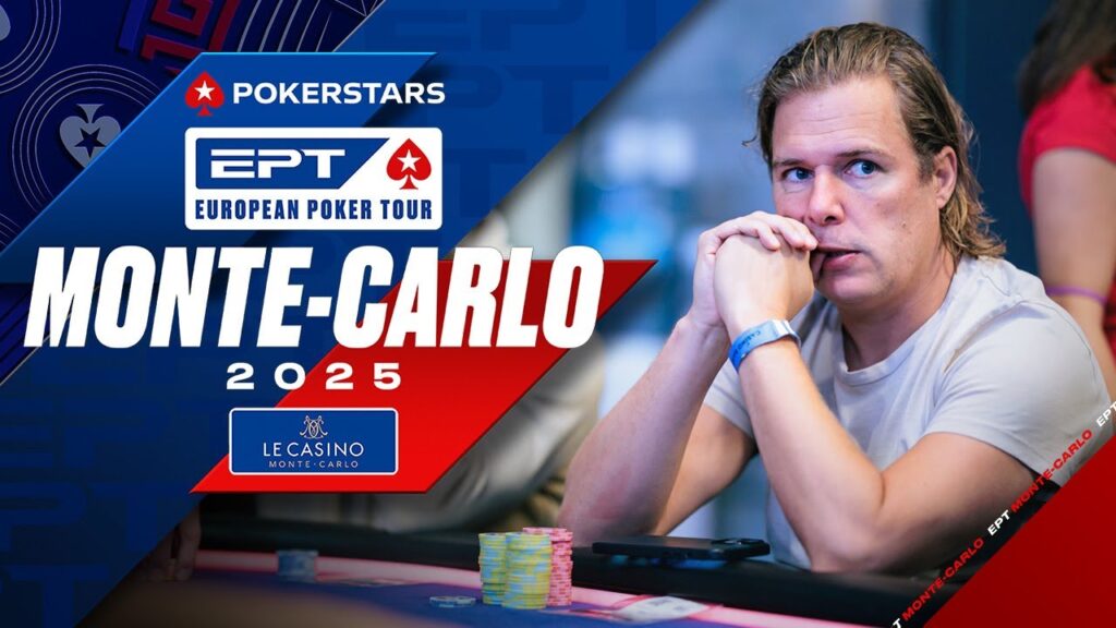 Ein Foto eines Pokertisches mit Spielkarten, Pokerchips und Spielern, die an einem Turnier teilnehmen. Helle Beleuchtung und professionelle Atmosphäre.