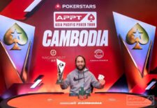 Ein Mann namens Fabian Rrolli spielt Poker bei einem Turnier im Jahr 2025. Er konzentriert sich auf seine Karten und den Tisch vor ihm.