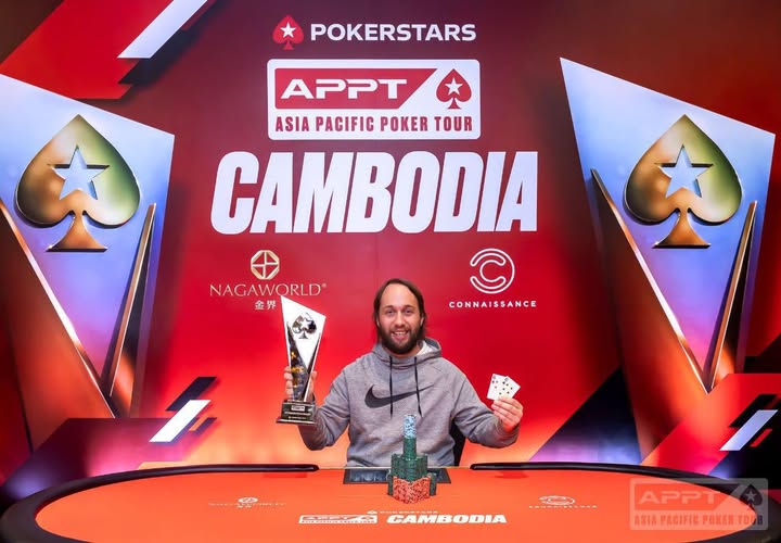 Ein Mann namens Fabian Rrolli spielt Poker bei einem Turnier im Jahr 2025. Er konzentriert sich auf seine Karten und den Tisch vor ihm.