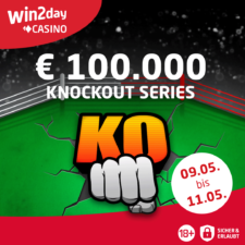 Ein Poker-Tisch mit Spielkarten und Pokerchips darauf, umgeben von vier Personen, die konzentriert und gespannt aussehen.