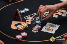 Ein stilvolles schwarzes Poker-Set mit Pokerchips, Karten und Würfeln auf einem grünen Filztisch.