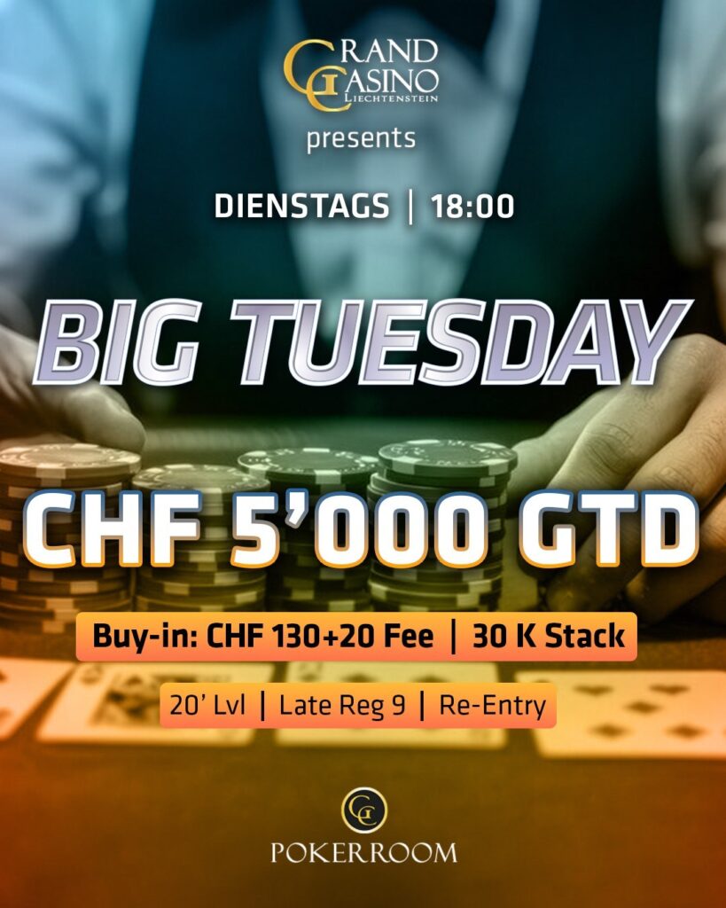 Ein Mann mit Sonnenbrille und Kappe sitzt an einem Pokertisch und stapelt große Stapel von Pokerchips vor sich. Andere Spieler und Dealer sind im Hintergrund zu sehen.