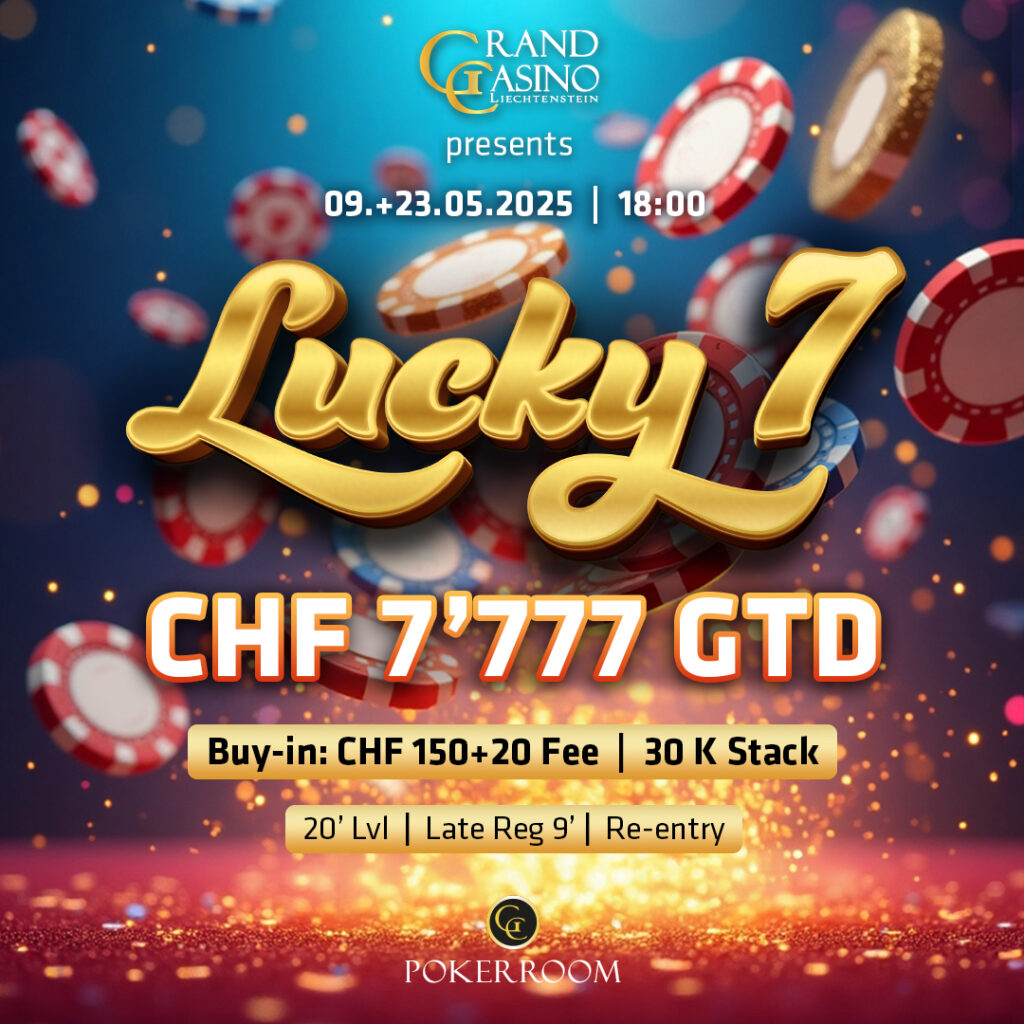 Ein glücklicher Spieler hält eine Hand mit drei Siebenern und freut sich über seinen Gewinn beim Pokerspiel.