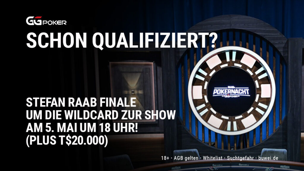 Ein Poker-Tisch mit Spielkarten, Chips und Getränken, umgeben von mehreren Personen, die konzentriert spielen. In der Mitte sitzt Stefan Raab mit einer Pokerkarte in der Hand.