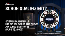 Ein Poker-Tisch mit Spielkarten, Chips und Getränken, umgeben von mehreren Personen, die konzentriert spielen. In der Mitte sitzt Stefan Raab mit einer Pokerkarte in der Hand.