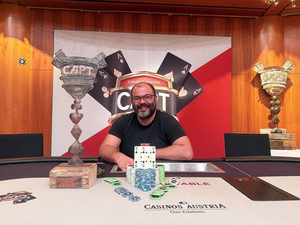 Ein professioneller Pokertisch mit grünem Filz, umgeben von Stühlen und Chips.