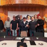Ein farbenfrohes Pokerspiel mit Spielkarten, Chips und einem grünen Tisch.