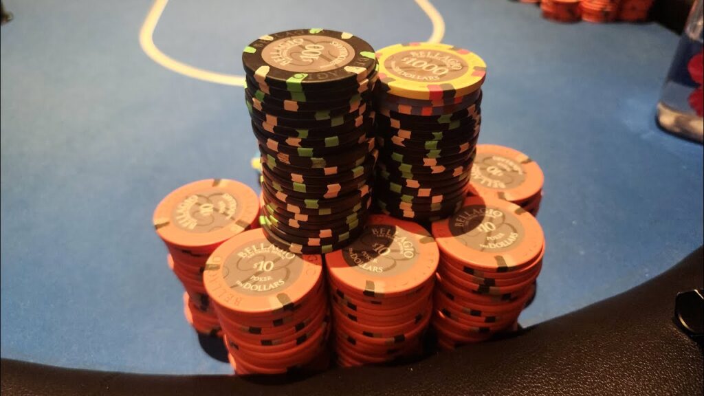 Ein Mann im Anzug sitzt am Pokertisch und scheint betrunken zu sein. Er bluft in großen Pötten und macht einen brutalen Fold.