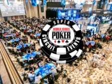 Ein belebter Pokertisch bei einem Merit Super Circuit Event, mit Spielern in Aktion, Kartendeck und Jetons auf dem grünen Filz.