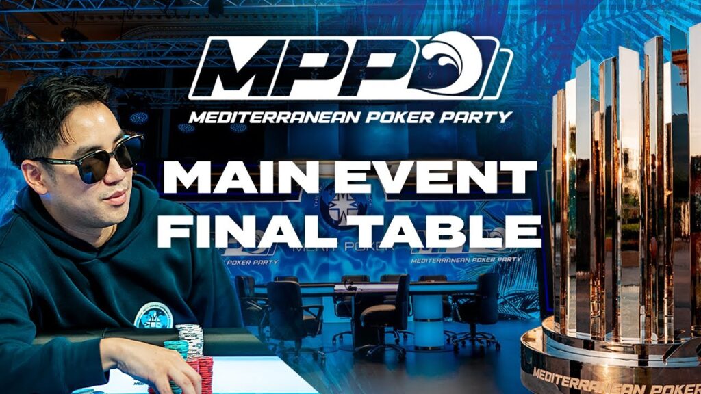 Ein luxuriöser Pokertisch mit grünem Filz und goldenen Verzierungen, umgeben von eleganten Stühlen. In der Mitte des Tisches sind Pokerchips und Spielkarten zu sehen. Eine Gl