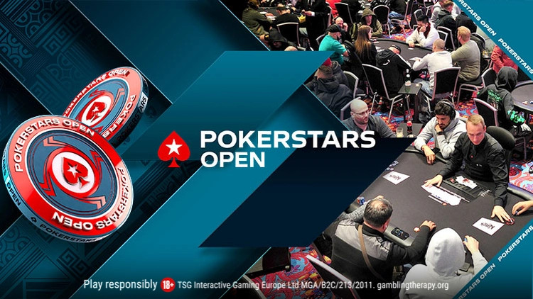 Ein Bild von einem Poker-Turnier mit vielen Spielern an Tischen, die Karten halten und Pokerchips stapeln. Das Logo von PokerStars ist im Hintergrund zu sehen.