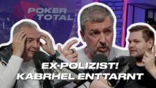 Ein Mann und eine Frau sitzen an einem Pokertisch und spielen Poker. Der Mann hält Karten in der Hand, während die Frau mit ernstem Gesichtsausdruck auf ihre Karten schaut. Im Hintergrund sind
