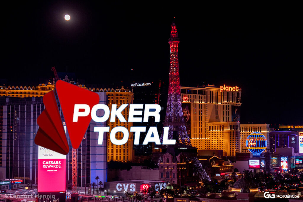 Ein lebhaftes Bild von einer Pokerrunde in Las Vegas mit Spielern in einem luxuriösen Casino, die Karten halten und sich konzentriert anschauen. Die Tischdecke ist grün und mit Pokerch