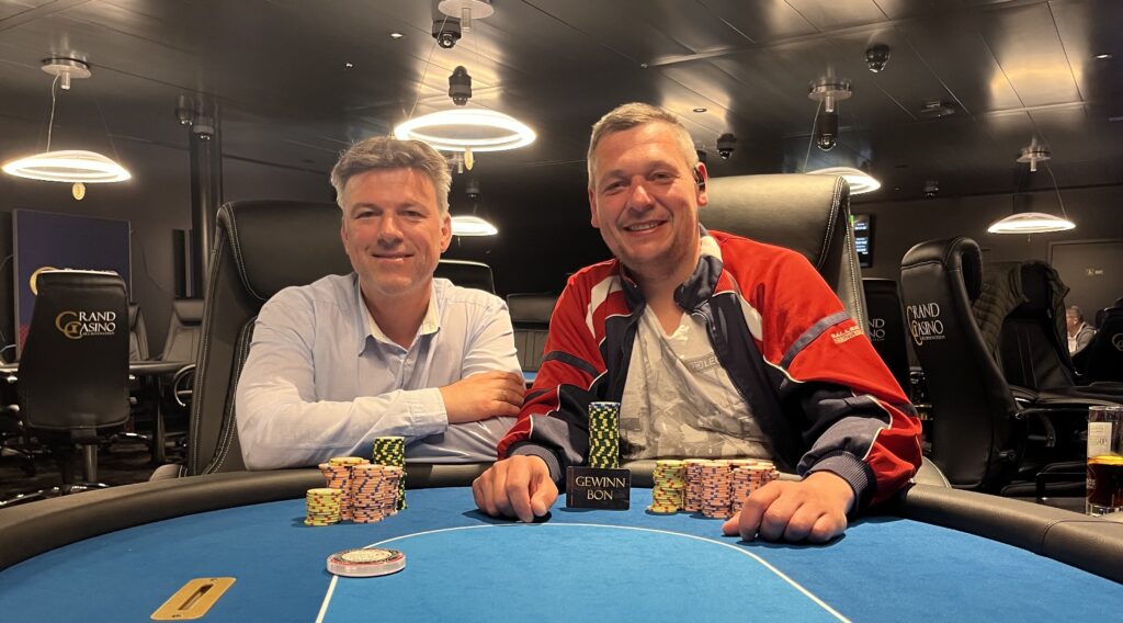 Ein spannendes Pokerturnier mit einem Preisgeld-Bounty auf dem Tisch.