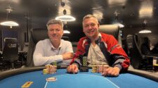 Ein spannendes Pokerturnier mit einem Preisgeld-Bounty auf dem Tisch.
