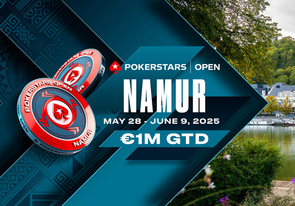 Ein professioneller Pokerspieler in Aktion während des PS Open Namur-Turniers.
