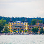 Ein luxuriöses Schlosshotel in Velden am Wörthersee, umgeben von einer malerischen Landschaft.