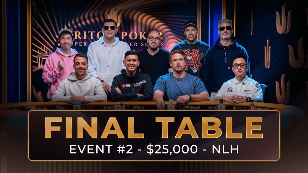 Ein Mann sitzt an einem Pokertisch und betrachtet konzentriert seine Karten. Im Hintergrund sind andere Spieler und Chips zu sehen.