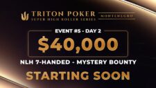 Ein Mann sitzt an einem Pokertisch in einem luxuriösen Casino, umgeben von anderen Spielern. Er hält Karten in der Hand und schaut konzentriert auf den Tisch. Die Atmosphäre ist ges