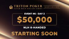 Ein Foto von einer Gruppe von Pokerspielern an einem Tisch während eines Turniers. Sie halten Karten in der Hand und schauen konzentriert auf den Tisch. Im Hintergrund sind Pokerchips und Getr
