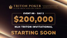 Ein luxuriöser Pokertisch mit elegantem Design, umgeben von Spielern in schicker Abendgarderobe, die konzentriert Karten spielen. Hinter ihnen leuchtet eine Wand mit dem Logo des Triton
