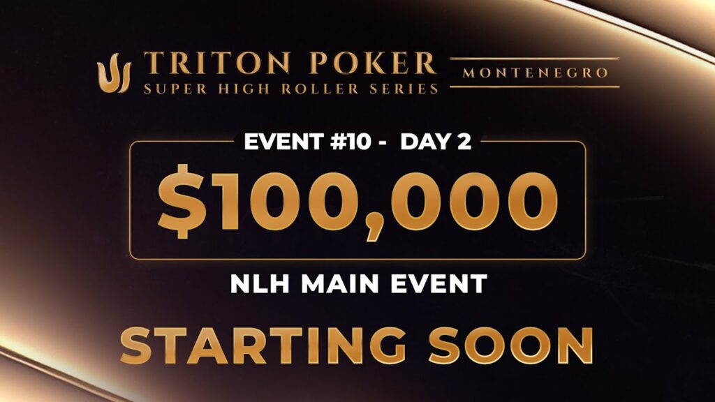 Ein Spieler mit einer Sonnenbrille und einem Kapuzenpullover sitzt an einem Pokertisch und betrachtet seine Karten konzentriert. In der Mitte des Tisches liegen Pokerchips und Spielk