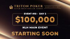 Ein Spieler mit einer Sonnenbrille und einem Kapuzenpullover sitzt an einem Pokertisch und betrachtet seine Karten konzentriert. In der Mitte des Tisches liegen Pokerchips und Spielk