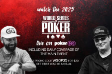Ein Spieler sitzt an einem Pokertisch während der World Series of Poker 2025 und betrachtet seine Handkarten. Im Hintergrund sind andere Spieler und Zuschauer zu sehen. Die Atmosphäre ist gespannt und