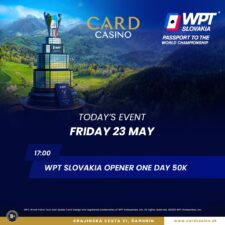 Ein lebhaftes Bild von einem Pokertisch während eines World Poker Tour Events. Spieler mit Karten in der Hand und Pokerchips vor sich sitzen konzentriert um den Tisch herum. Eine große Menschenmenge be