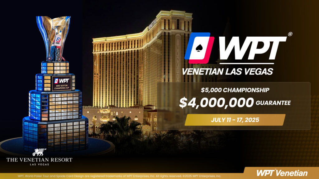 Ein Pokertisch im Casino des Venetian Resort in Las Vegas, mit Spielkarten, Pokerchips und einer Gruppe von Spielern, die sich konzentriert an ihren Händen beteiligen. Im Hintergrund