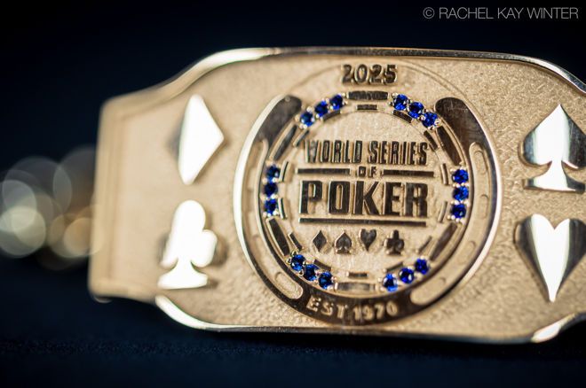 Ein professioneller Pokertisch mit grünen Filz, umgeben von schwarzen Lederstühlen. In der Mitte des Tisches liegen Pokerchips und Spielkarten. Im Hintergrund sind Spieler in gedä