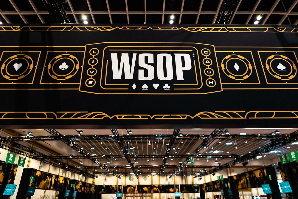 Ein Pokertisch während eines Turniers bei der World Series of Poker, mit Spielkarten, Chips und einem Dealer in Aktion.
