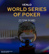 Ein Bild von einem Pokerturnier im Venlo Casino im Mai 2025, mit Spielern an Tischen, die Karten halten und Chips stapeln. In der Mitte des Bildes ist der offizielle World Series of Poker Circuit