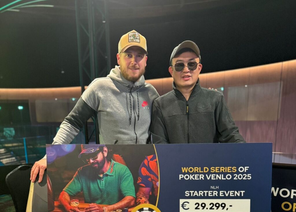 Ein professioneller Pokertisch während eines Turniers im Casino Venlo. Die Spieler sitzen konzentriert und halten ihre Karten, während der Dealer die Karten austeilt. Die Tischdecke ist grün mit dem Logo
