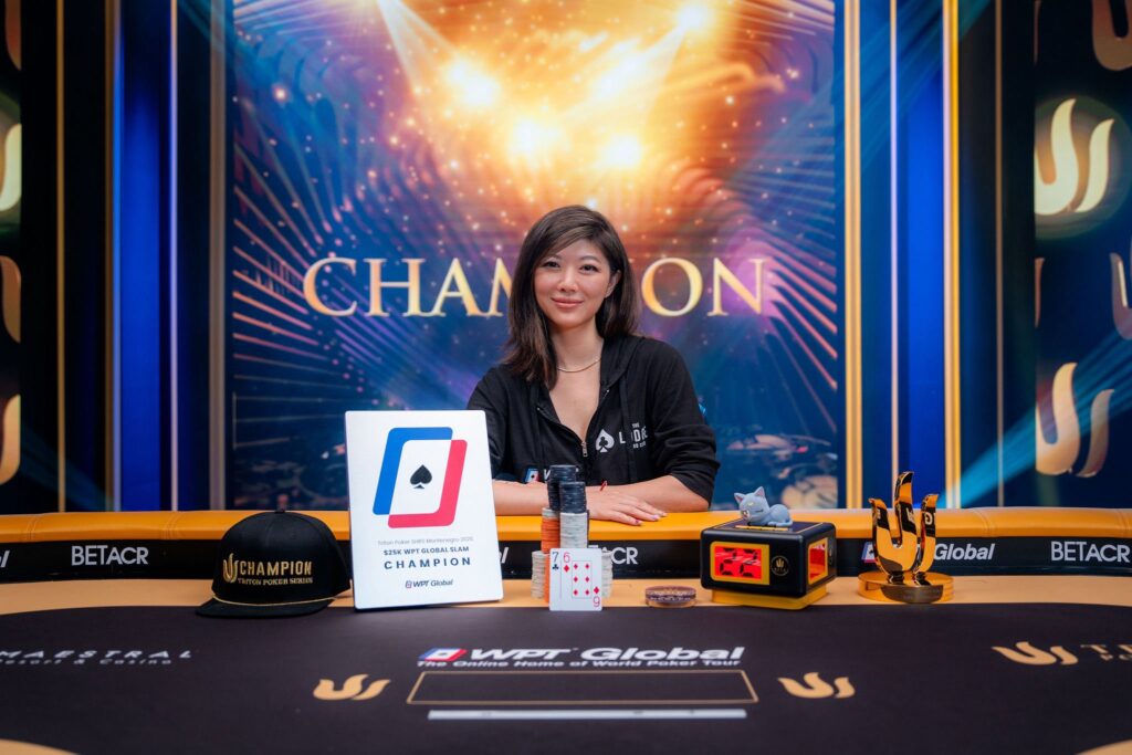 Ein Porträt von Xuan Liu, einer professionellen Pokerspielerin, die vor einem unscharfen Hintergrund lächelt. Sie hat dunkle Haare und trägt ein schwarzes Oberteil.
