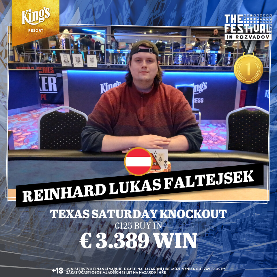 Ein Gruppe von vier Freunden spielt Poker an einem Tisch in einem eleganten Casino. Sie sind konzentriert und haben Pokerchips vor sich liegen.