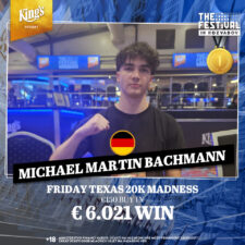 Ein Mann und eine Frau spielen Poker an einem eleganten Tisch in einem stilvollen Raum, umgeben von Pokerchips und Karten.