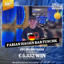 Ein Mann und eine Frau spielen Poker in einem eleganten und luxuriösen Casino. Der Mann hat einen Anzug an und hält Karten in der Hand, während die Frau konzentriert auf ihre Karten schaut. Im H