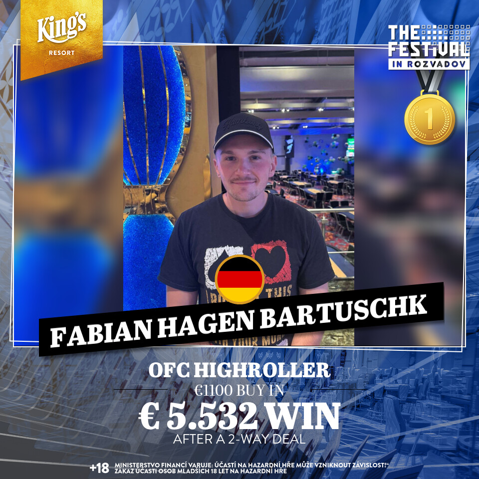 Ein Mann und eine Frau spielen Poker in einem eleganten und luxuriösen Casino. Der Mann hat einen Anzug an und hält Karten in der Hand, während die Frau konzentriert auf ihre Karten schaut. Im H