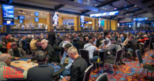 Ein buntes und lebhaftes Bild eines Pokertisches mit Spielkarten, Pokerchips und Getränken. Menschen sitzen um den Tisch herum und spielen Poker in einer geselligen Atmosphäre.