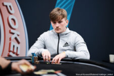 Ein Gruppenbild von vier Personen, die an einem Pokertisch sitzen und Karten spielen. Die Personen sind konzentriert und haben Pokerchips vor sich liegen. Es herrscht eine ernste Stimmung, da