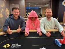 Ein spannendes Pokerturnier mit einem Spieler, der einen hohen Bounty-Chip in die Mitte des Tisches schiebt. Andere Spieler sitzen konzentriert um den Tisch herum.