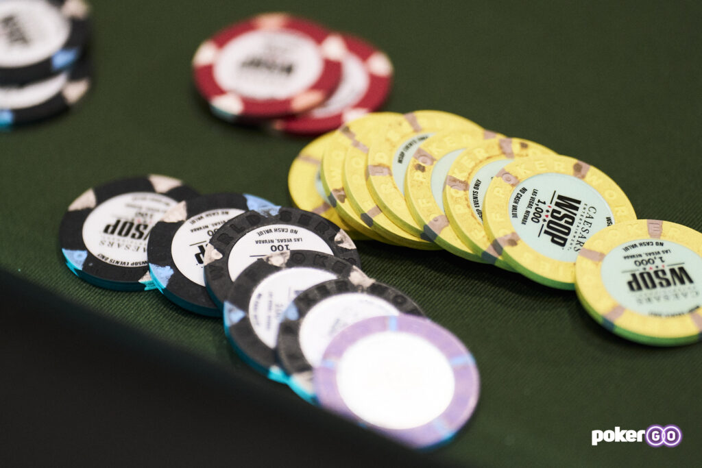 Ein Stapel bunter Pokerchips auf einem grünen Pokertisch, der während der WSOP 2025 fotografiert wurde.