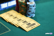Ein Stapel von bunten Pokerchips auf einem grünen Pokertisch.