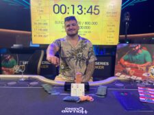 Ein grünes Pokertisch mit Spielkarten, Pokerchips und Getränken, umgeben von Spielern in einem Casino.