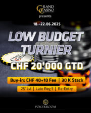 Ein schwarzer Koffer mit goldenen Details, der geöffnet ist und ein Set von Pokerchips und Spielkarten enthüllt. Ein grünes Filztuch dient als Hintergrund.