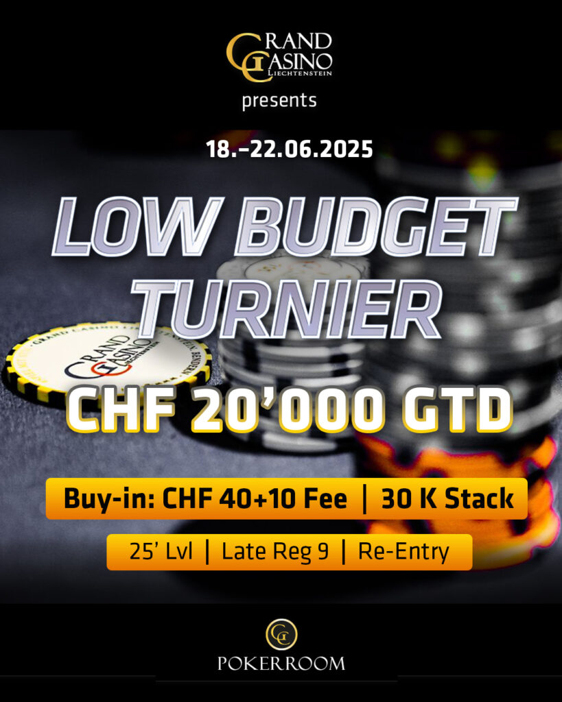 Ein schwarzer Koffer mit goldenen Details, der geöffnet ist und ein Set von Pokerchips und Spielkarten enthüllt. Ein grünes Filztuch dient als Hintergrund.
