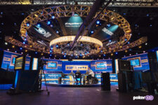 Ein Spieler in einem schwarzen Anzug sitzt an einem Pokertisch auf der Hauptbühne der World Series of Poker 2025. Er hat einen Stapel Chips vor sich und konzentriert sich auf sein Blatt. Im