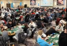 Ein Screenshot eines Online-Poker-Spiels zeigt eine virtuelle Pokertisch mit Spielkarten, Chips und Benutzerschnittstelle.